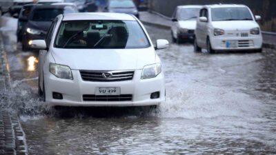 PAKİSTAN'DA ETKİLİ OLAN ŞİDDETLİ YAĞIŞLARIN YOL AÇTIĞI SELLER VE DÜŞEN