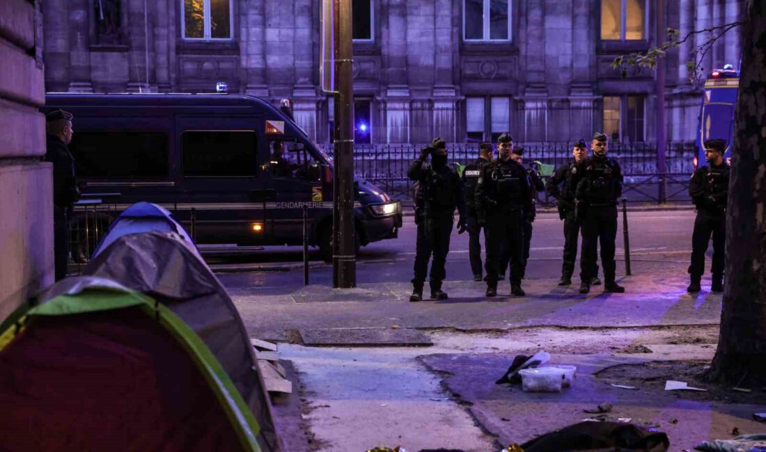 Fransa’nın başkenti Paris’te Saint-Gervais Kilisesi ve Hotel de Ville de