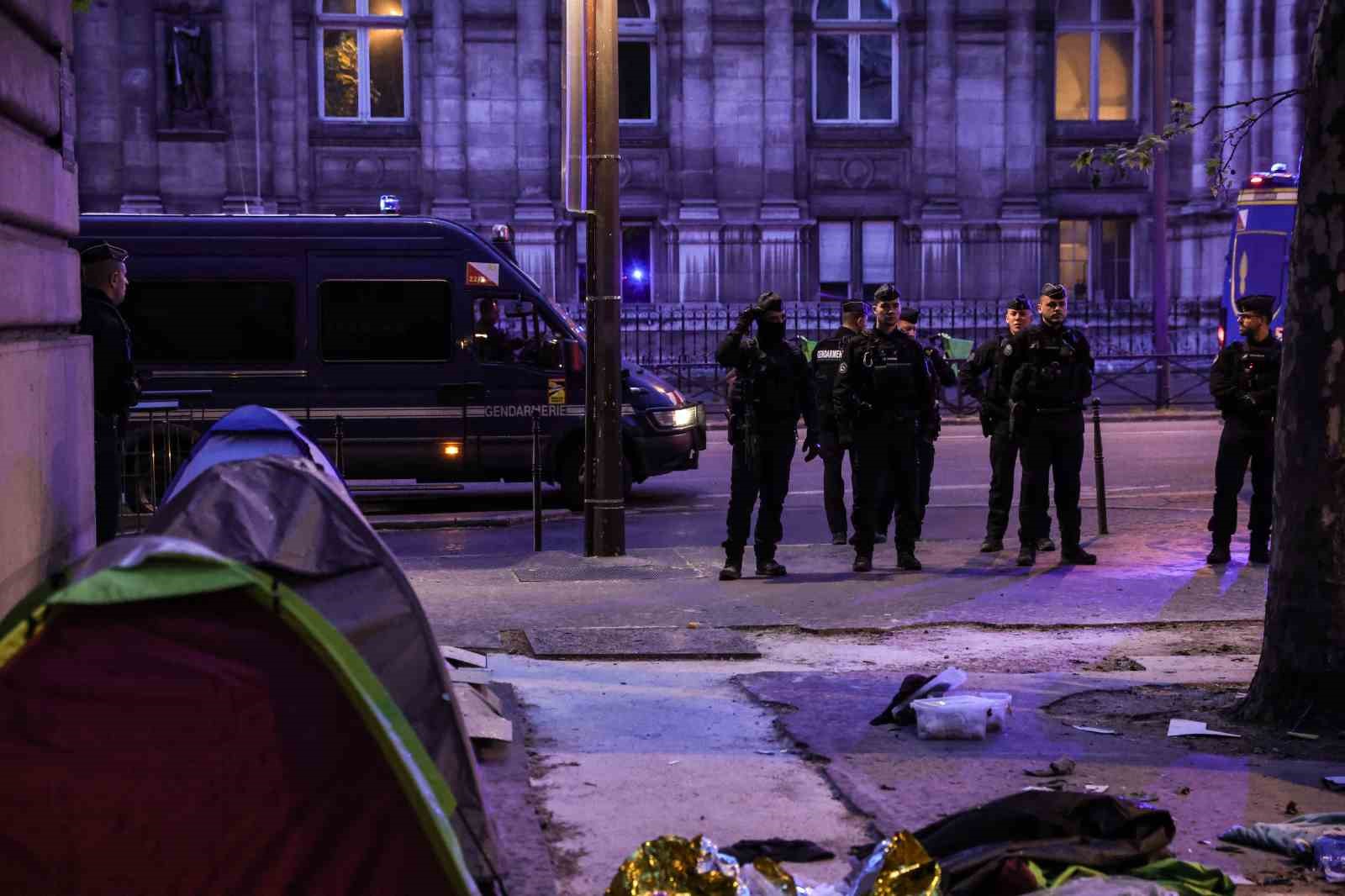 Fransa’nın başkenti Paris’te Saint-Gervais Kilisesi ve Hotel de Ville de