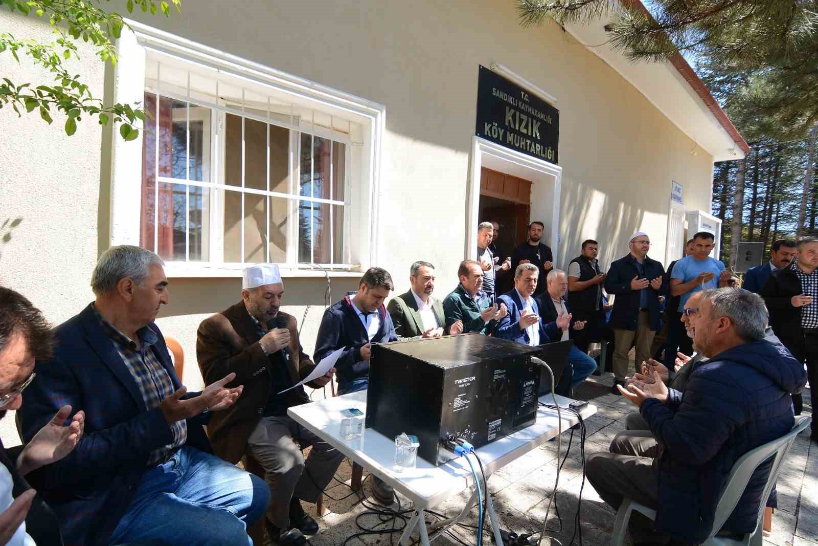 Afyonkarahisar’ın Sandıklı ilçesine bağlı Kızık köyünde vatandaşlar yağmur duasına çıktı.