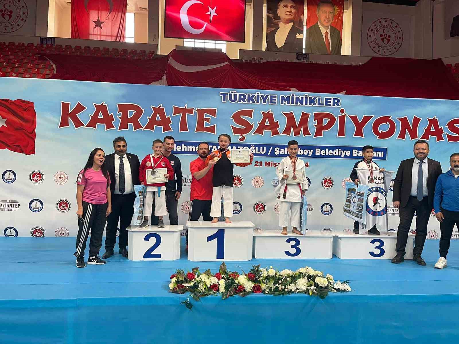 Sandıklı’nın altın çocuğu Mustafa Eren Güder, Türkiye Minikler Karate Şampiyonası’nda