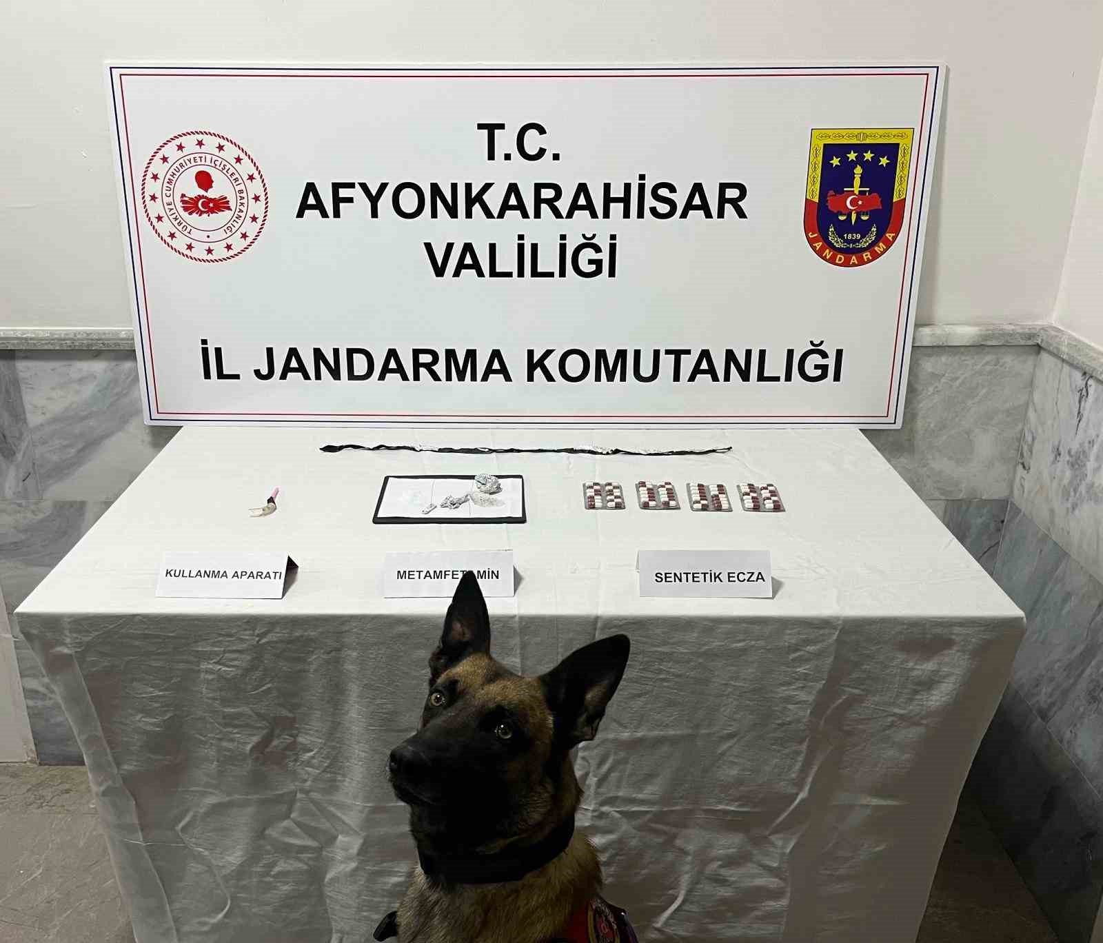 Afyonkarahisar’da 2 şahıs şehir dışından getirdikleri uyuşturucuyu satamadan jandarma tarafından