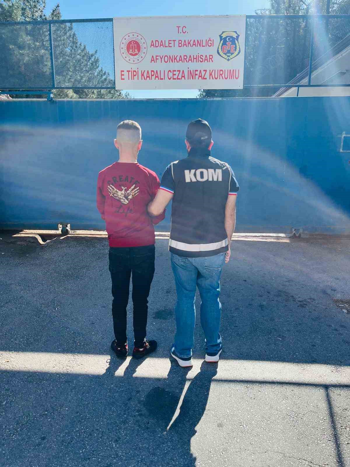 Afyonkarahisar’da birden fazla kişi ile silahlı tehdit suçundan 3 yıl