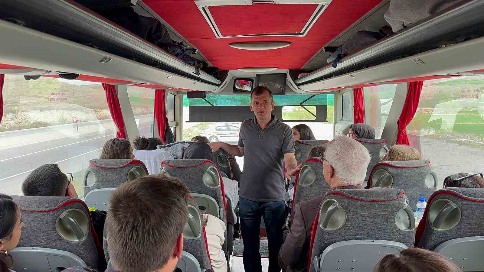 Afyonkarahisar’da sivil trafik jandarma bindiği yolcu otobüsünde şoför ve yolcuların