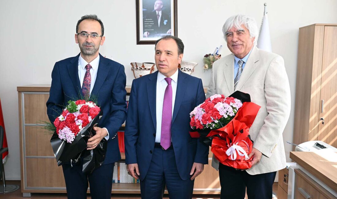 Afyon Kocatepe Üniversitesi (AKÜ) Sosyal Bilimler Enstitüsünde düzenlenen devir teslim