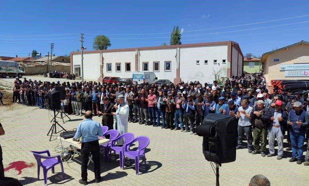 Afyonkarahisar’ın Şuhut ilçesinde vatandaşlar yağmur duasına çıkıp, adak kestiler. Şuhut