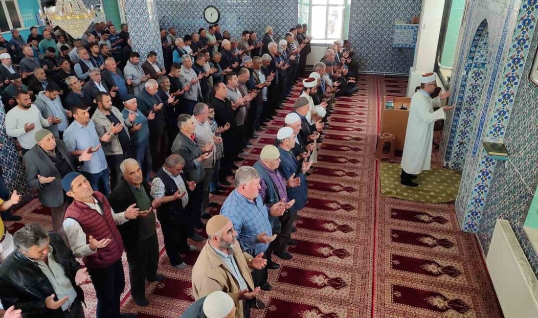 Afyonkarahisar’ın Şuhut ilçesine bağlı Atlıhisar köyü sakinleri yağmur duasına çıkıp