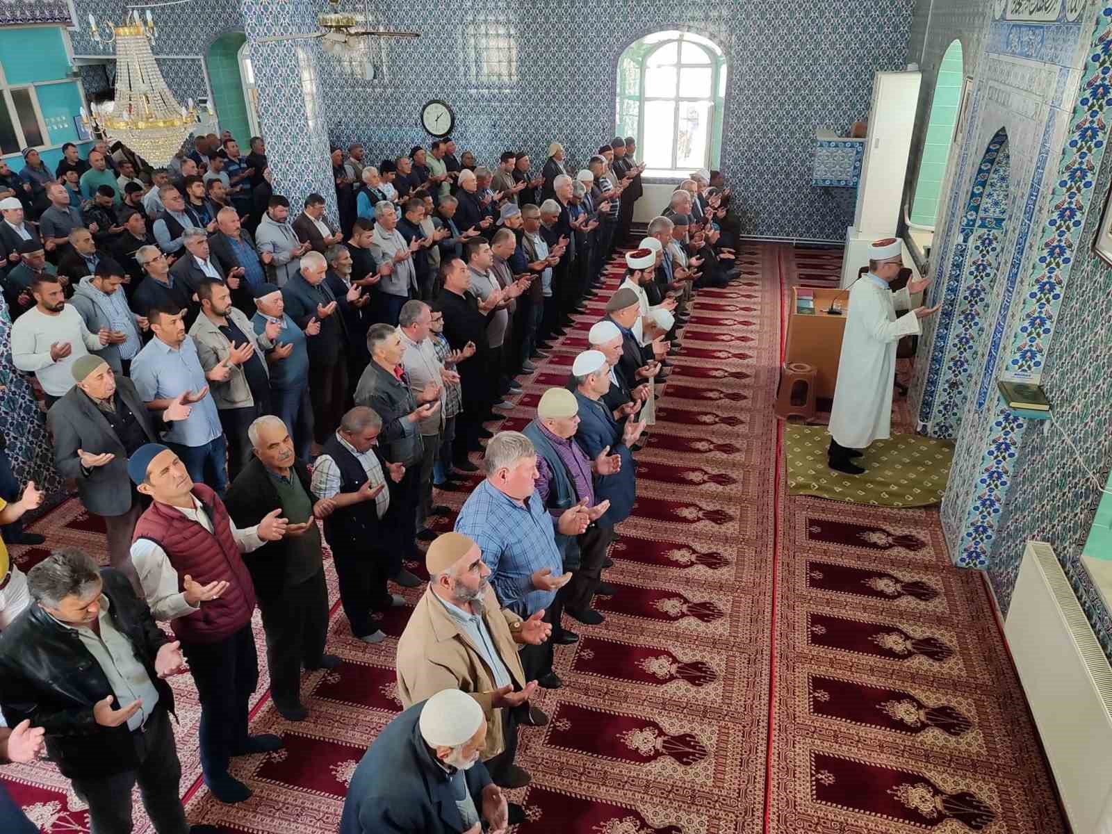 Afyonkarahisar’ın Şuhut ilçesine bağlı Atlıhisar köyü sakinleri yağmur duasına çıkıp
