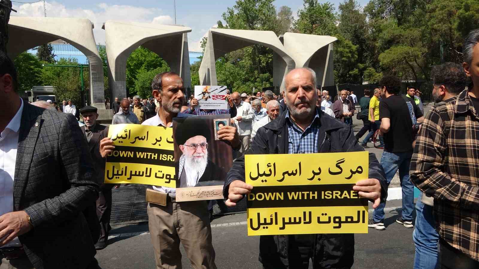 İran’da yüzlerce kişi İsrail’in İsfahan’a yönelik saldırısını Tahran sokaklarında protesto