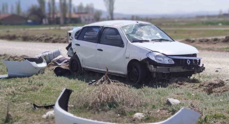 Afyonkarahisar’da kontrolden çıkarak takla atan otomobilin sürücüsü kazayı şans eseri