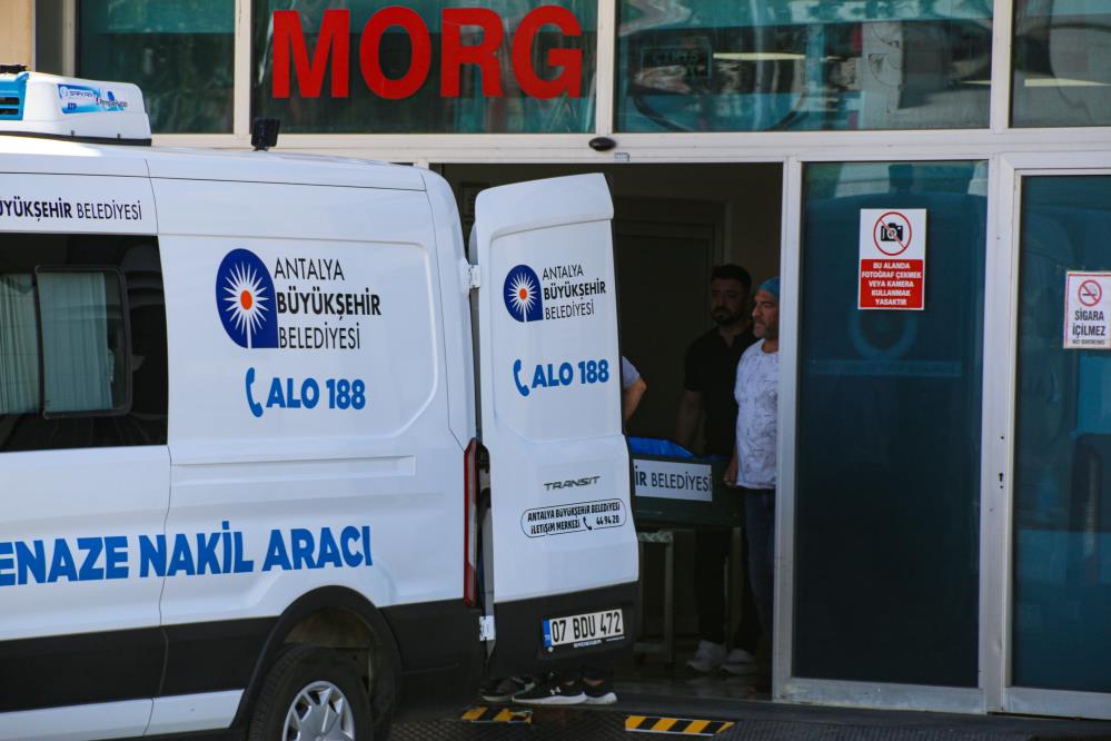 Antalya’da trafikte tartışma yaşadığı servis şoförü tarafından eşi ve kızının