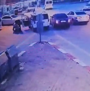 AFYONKARAHİSAR’DA TRAFİKTE ÇIKAN YOL VERME KAVGASINDA BİR ŞAHIS KENDİSİ İLE