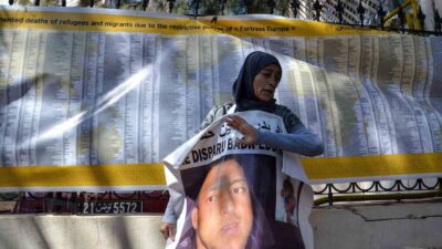 Tunus’a ziyaret gerçekleştiren İtalya Başbakanı Giorgia Meloni, büyükelçilik binasının önünde