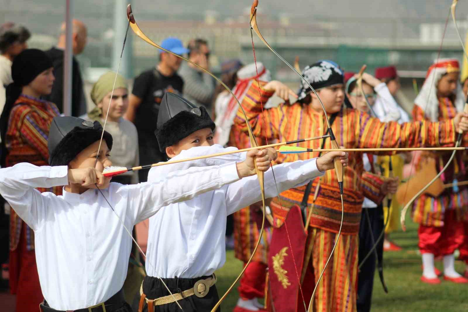 Afyonkarahisar’da düzenlenen Okul Sporları Geleneksel Türk Okçuluğu müsabakaları heyecan dolu