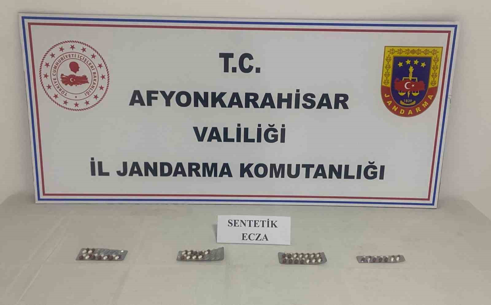 Afyonkarahisar’da jandarma ekipleri uyuşturucu madde satın aldıkları ve kullandıklarını tespit