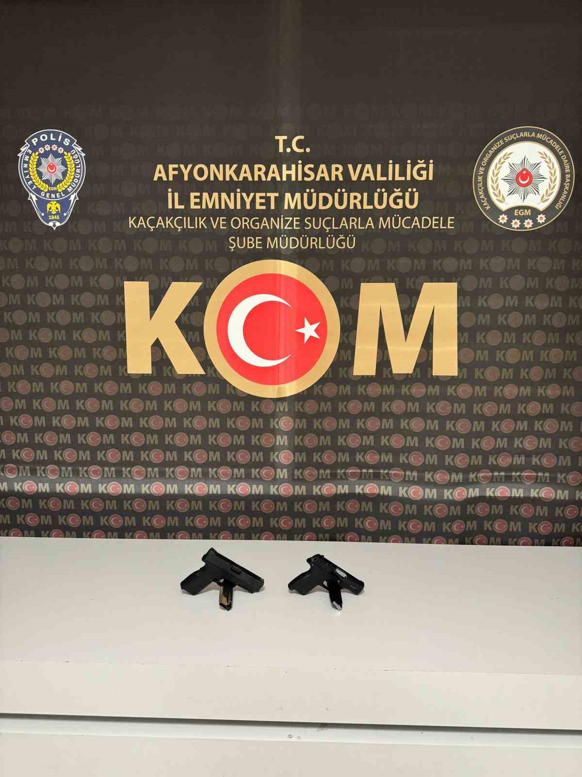 Afyonkarahisar’da polis tarafından şüphe üzerine durdurulan bir şahsın üzerinde 2