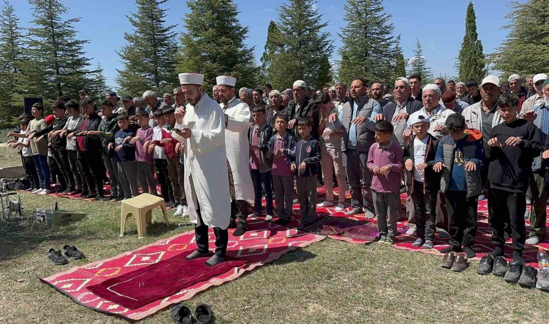 Afyonkarahisar’da yaklaşık 100 kişi kurak geçen havalardan dolayı yağmur duasına