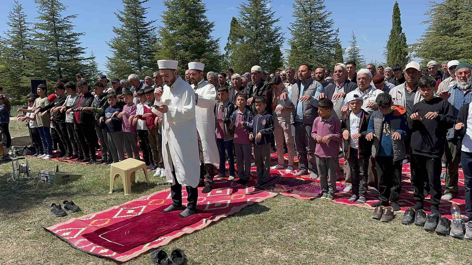 Afyonkarahisar’da yaklaşık 100 kişi kurak geçen havalardan dolayı yağmur duasına