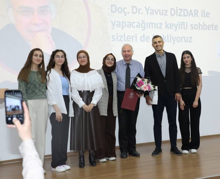 İstanbul Üniversitesi Onkoloji Enstitüsünden Doç. Dr. Yavuz Dizdar, AFSÜ Kitap