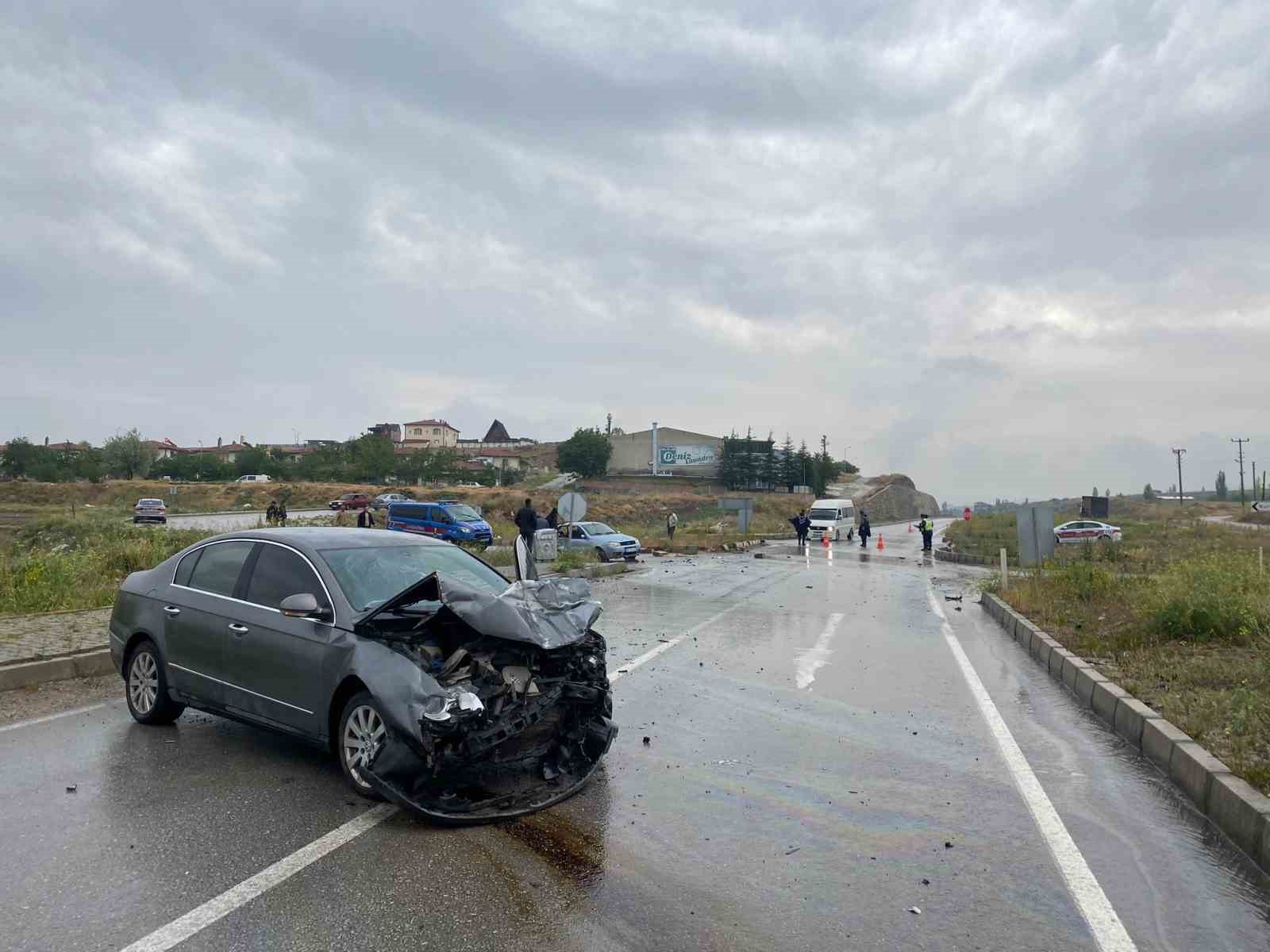 Afyonkarahisar’da meydana gelen trafik kazasında 4 kişi yaralandı. Edinilen bilgilere