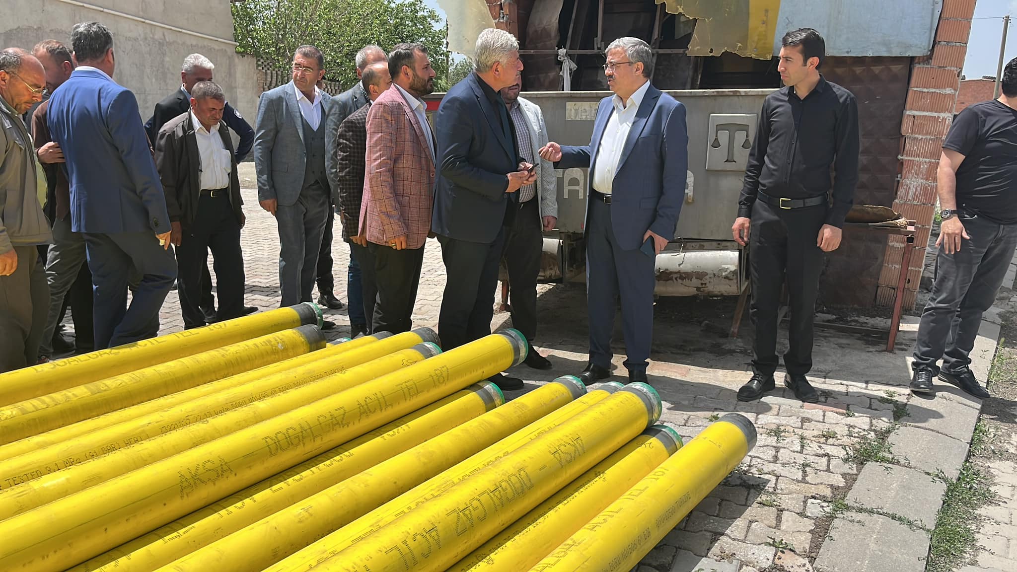 Işıklar beldesinde incelemelerde bulunan AK Parti Afyonkarahisar Milletvekili İbrahim Yurdunuseven,