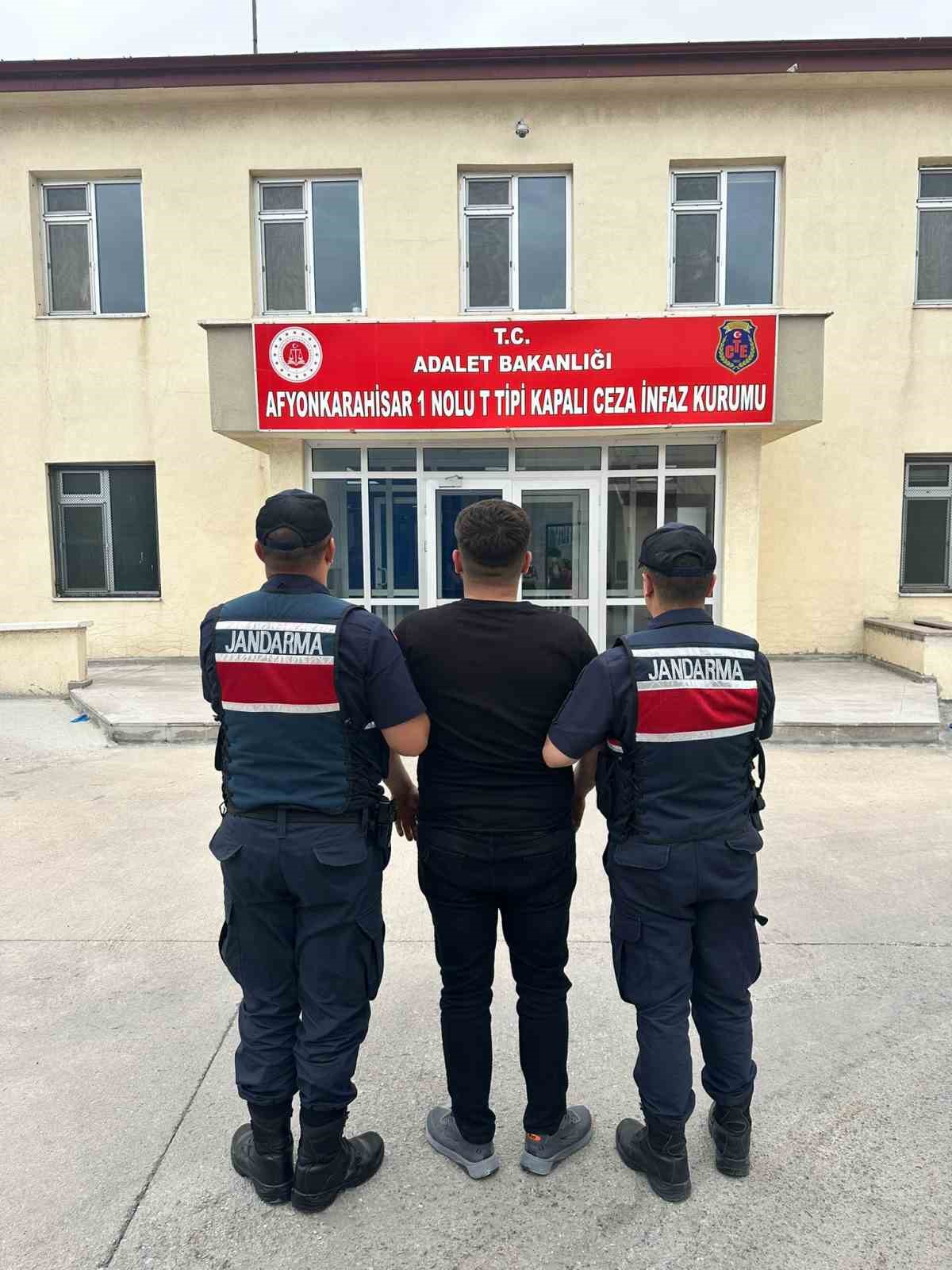 AFYONKARAHİSAR’DA 3 YIL 4 AY HAPİS CEZASI İLE ARANAN BİR