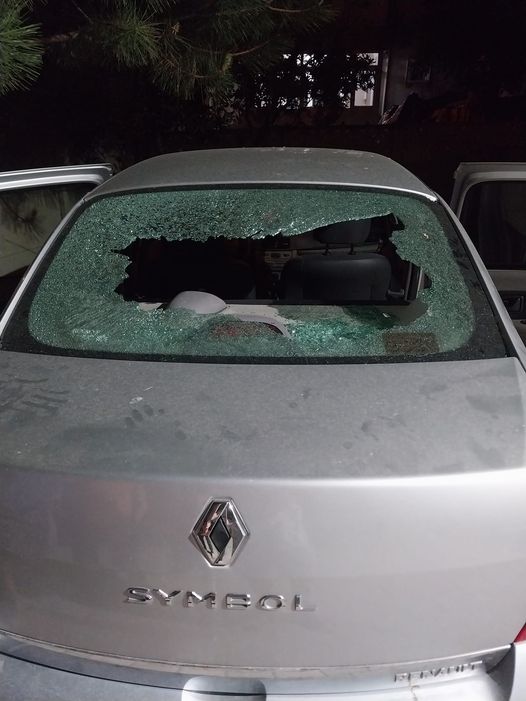 Afyonkarahisar Ataköy mahallesinde gece saatlerinde bir aracın arka camına yorgun