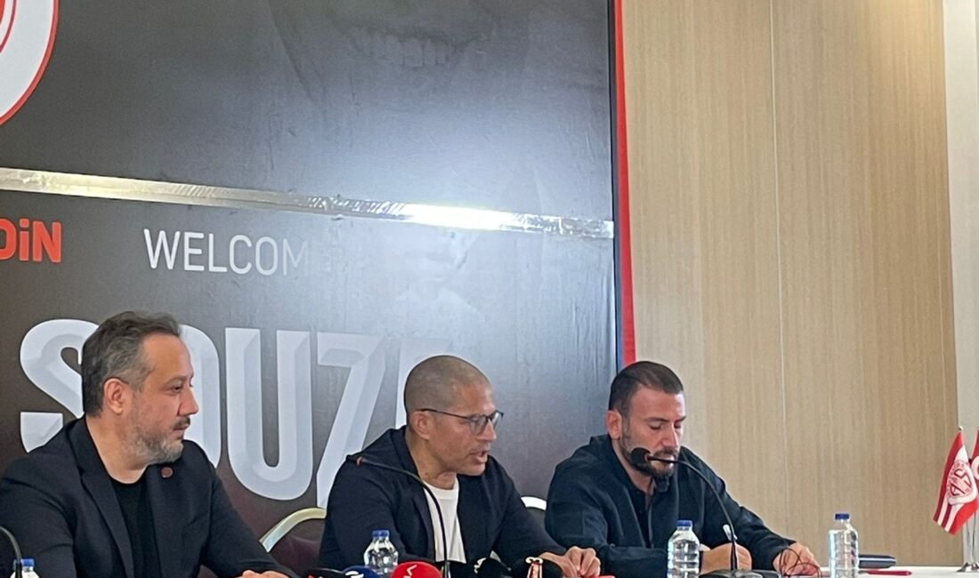   Alex, yardımcı antrenörlerinden birinin Mehmet Aurelio olacağını açıkladı. Alex’in