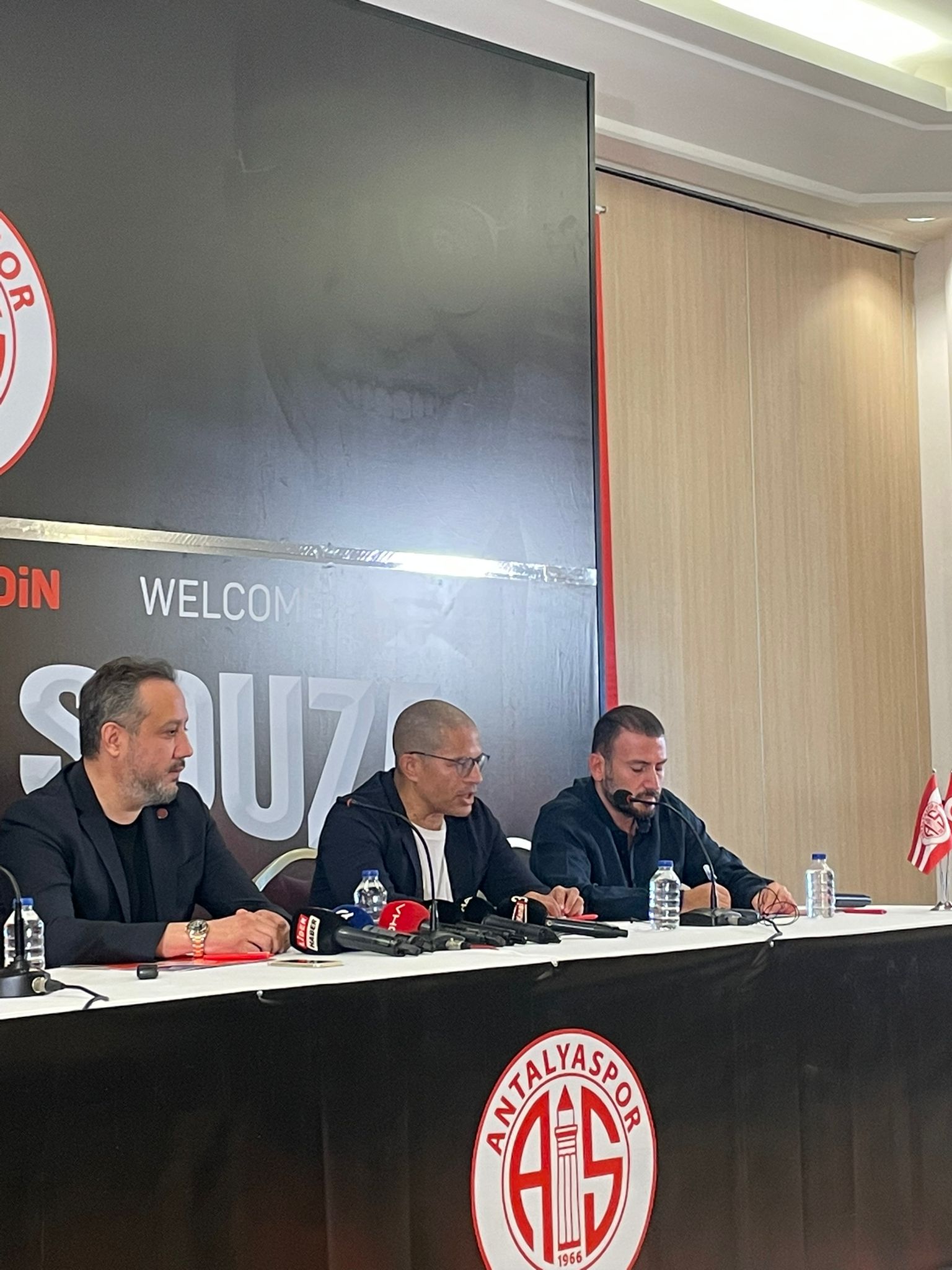   Alex, yardımcı antrenörlerinden birinin Mehmet Aurelio olacağını açıkladı. Alex’in
