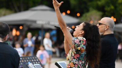   Konyaaltı Belediyesi’nin düzenlediği “Gün Batımı Akustik Konseri”nde vatandaşlar doyasıya