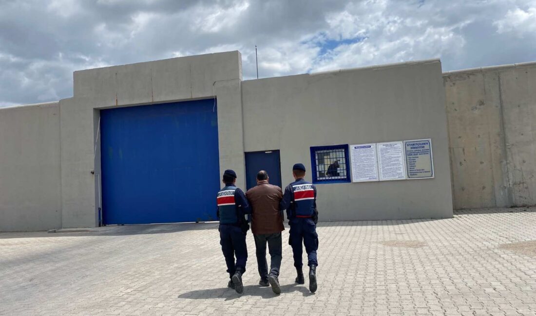 Afyonkarahisar’ın Bayat ilçesinde yakalanan hükümlü, cezaevine gönderildi. İl Jandarma Komutanlığı