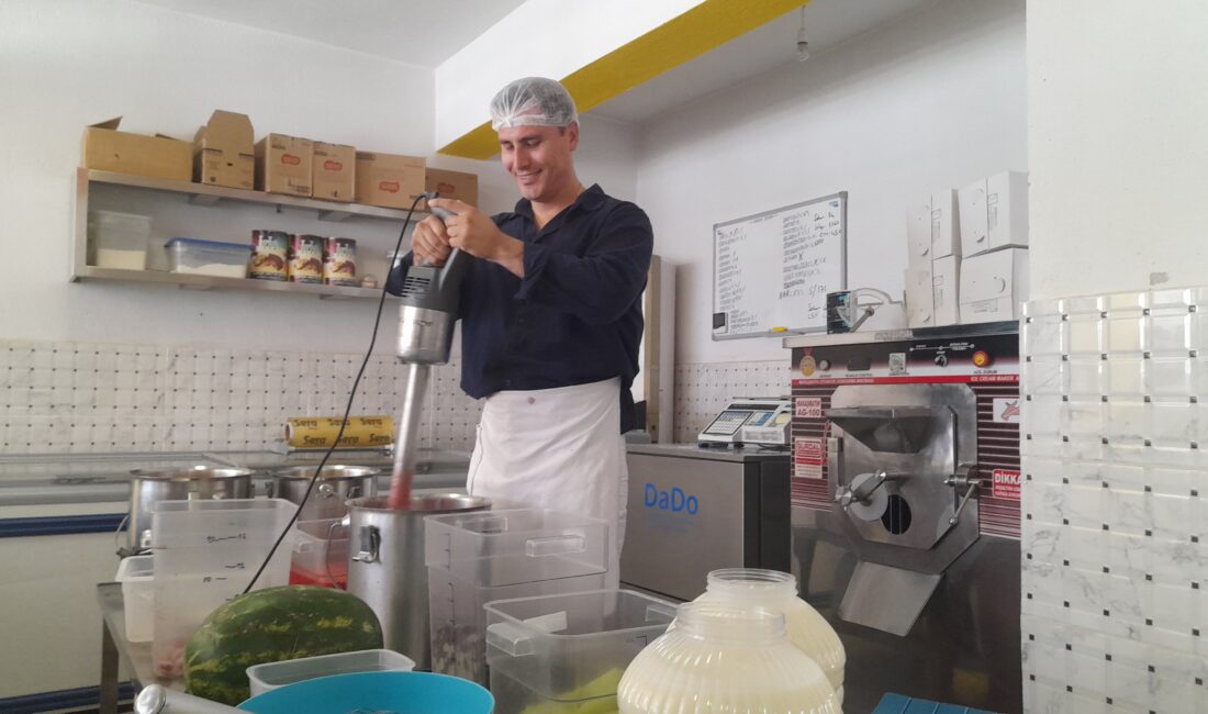 Muğla’nın Dalaman ilçesinde bir dondurma üreticisi müşterilerine karpuzlu vegan dondurma