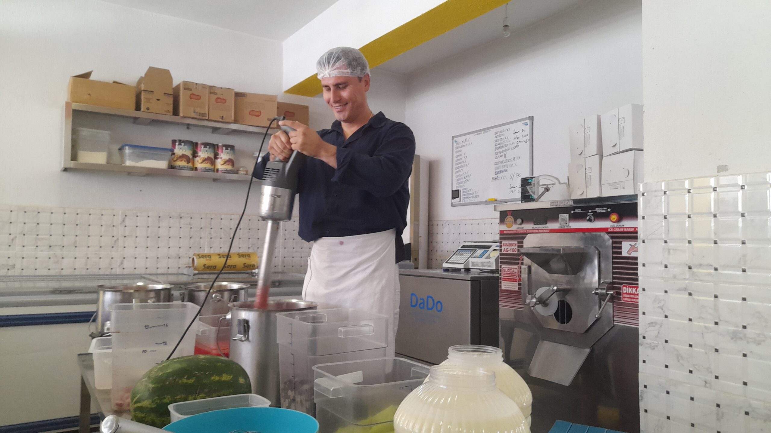 Muğla’nın Dalaman ilçesinde bir dondurma üreticisi müşterilerine karpuzlu vegan dondurma