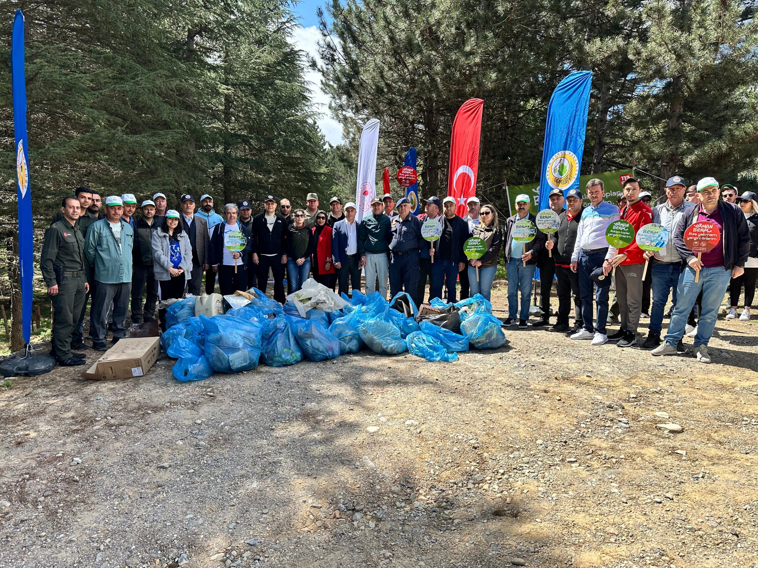 Sandıklı ilçesindeki Akdağ Milli Parkı’nda temizlik çalışması gerçekleştirildi. Ormanlık alanda