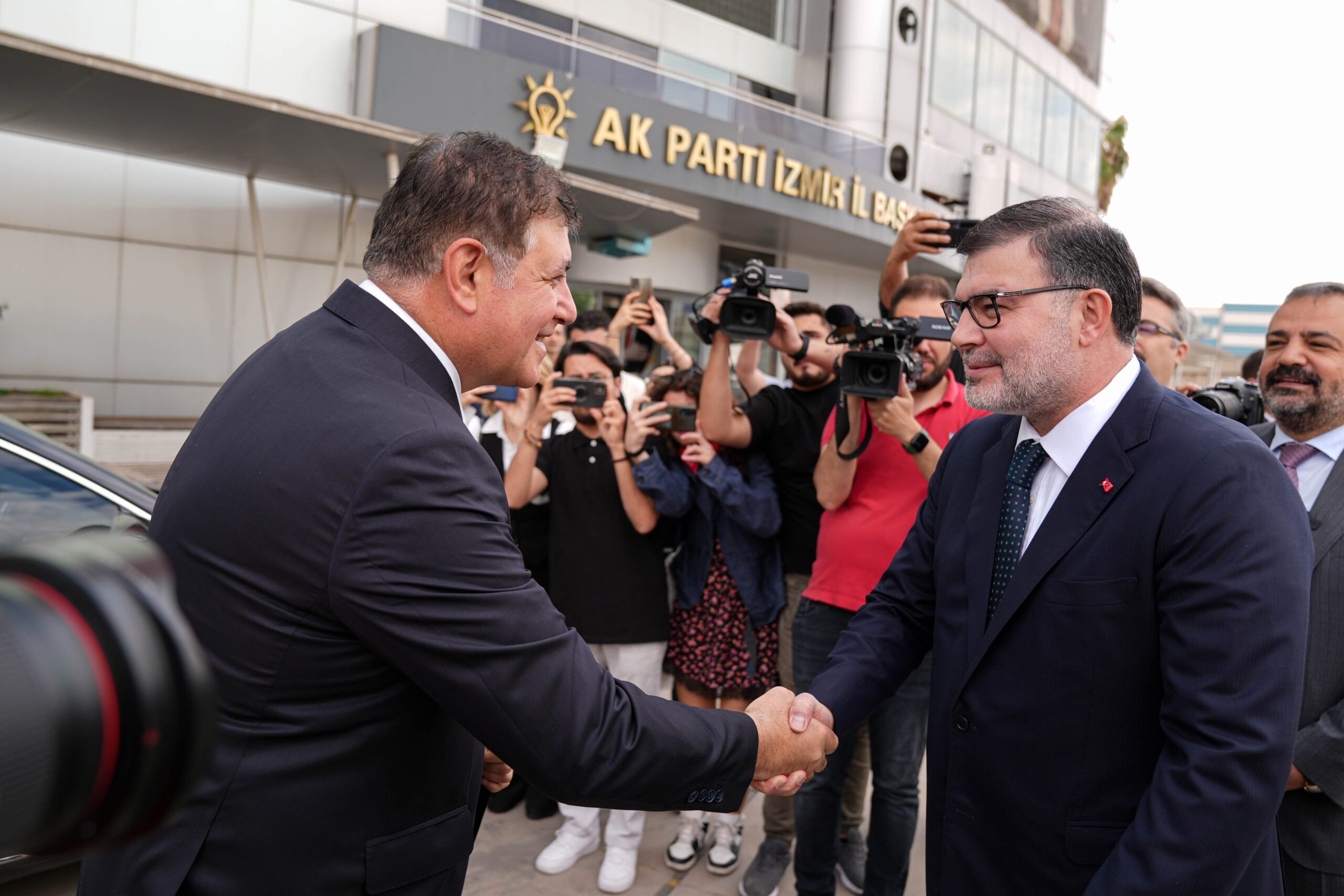 İzmir Büyükşehir Belediye Başkanı Cemil Tugay, AK Parti İzmir İl