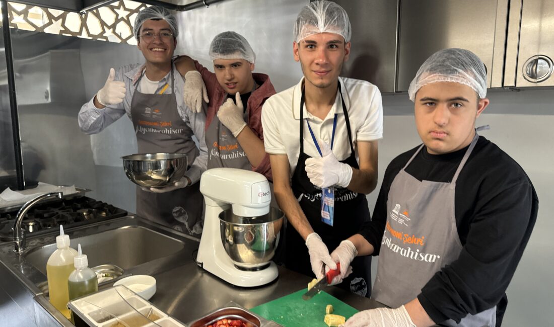Afyonkarahisar’da engelli çocuklar, pasta yapımı için üniversite öğrencileriyle bir araya