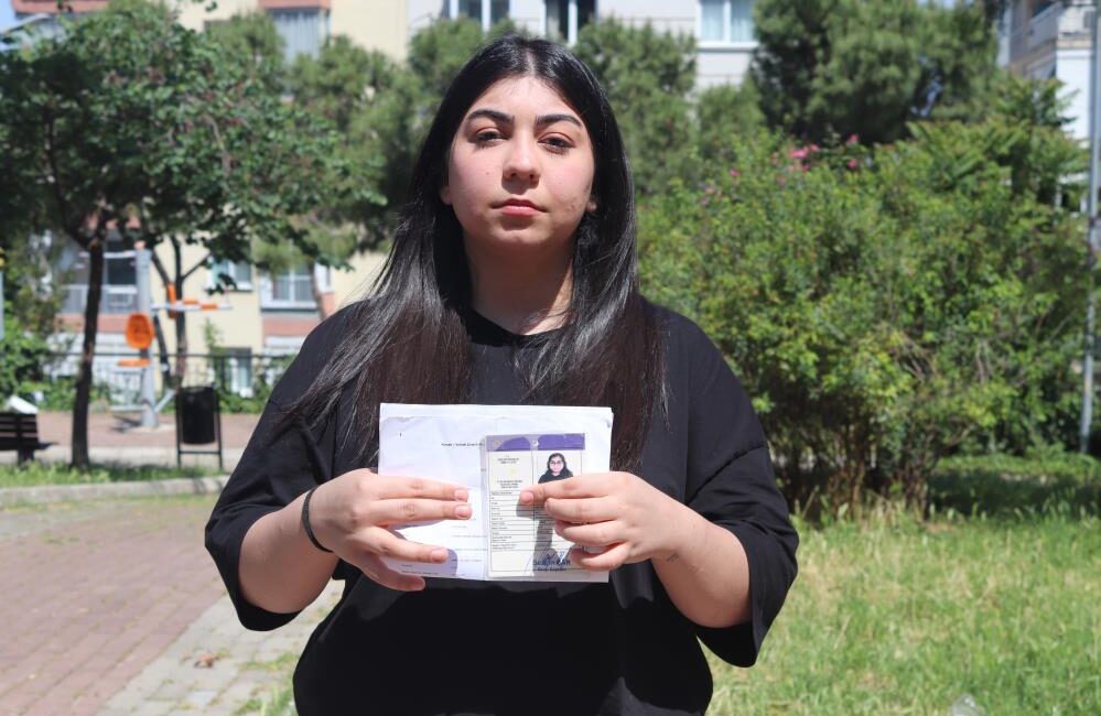 İzmir’de yaşayan, 19 yaşındaki Dilan, hayatı boyunca kimliğe ve vatandaşlığa