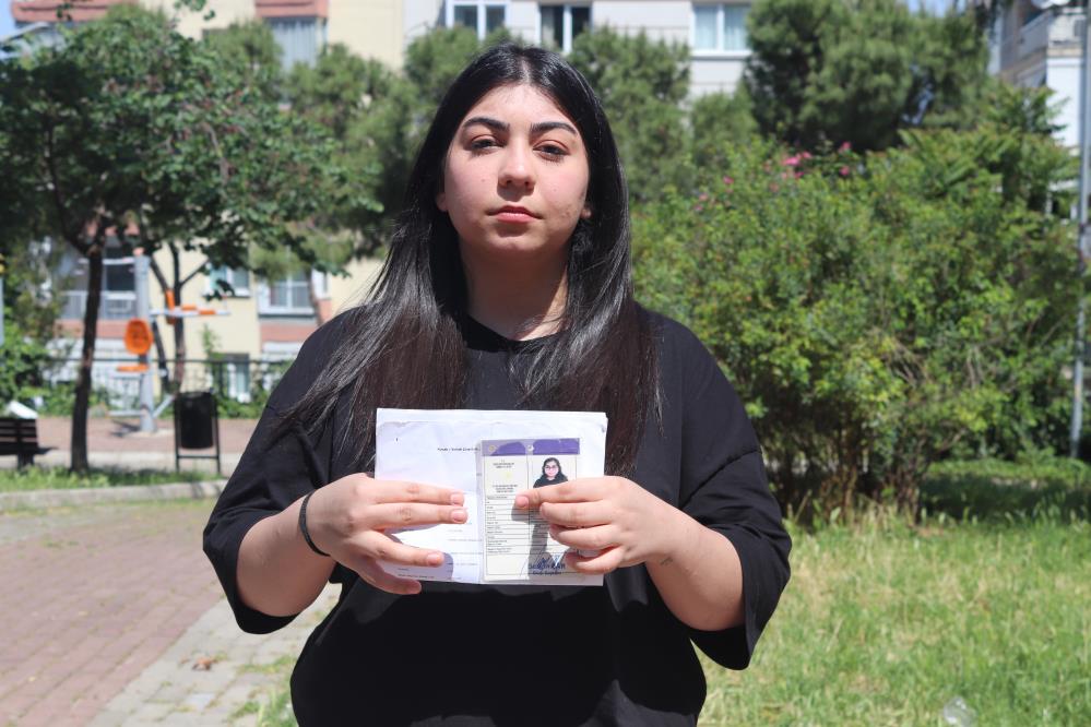 İzmir’de yaşayan, 19 yaşındaki Dilan, hayatı boyunca kimliğe ve vatandaşlığa