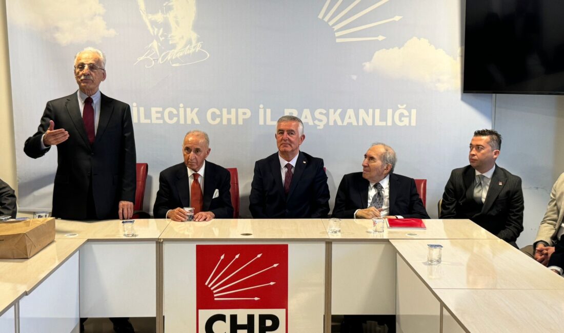 Cumhuriyet Halk Partisi (CHP) eski Genel Başkanları Altan Öymen ve