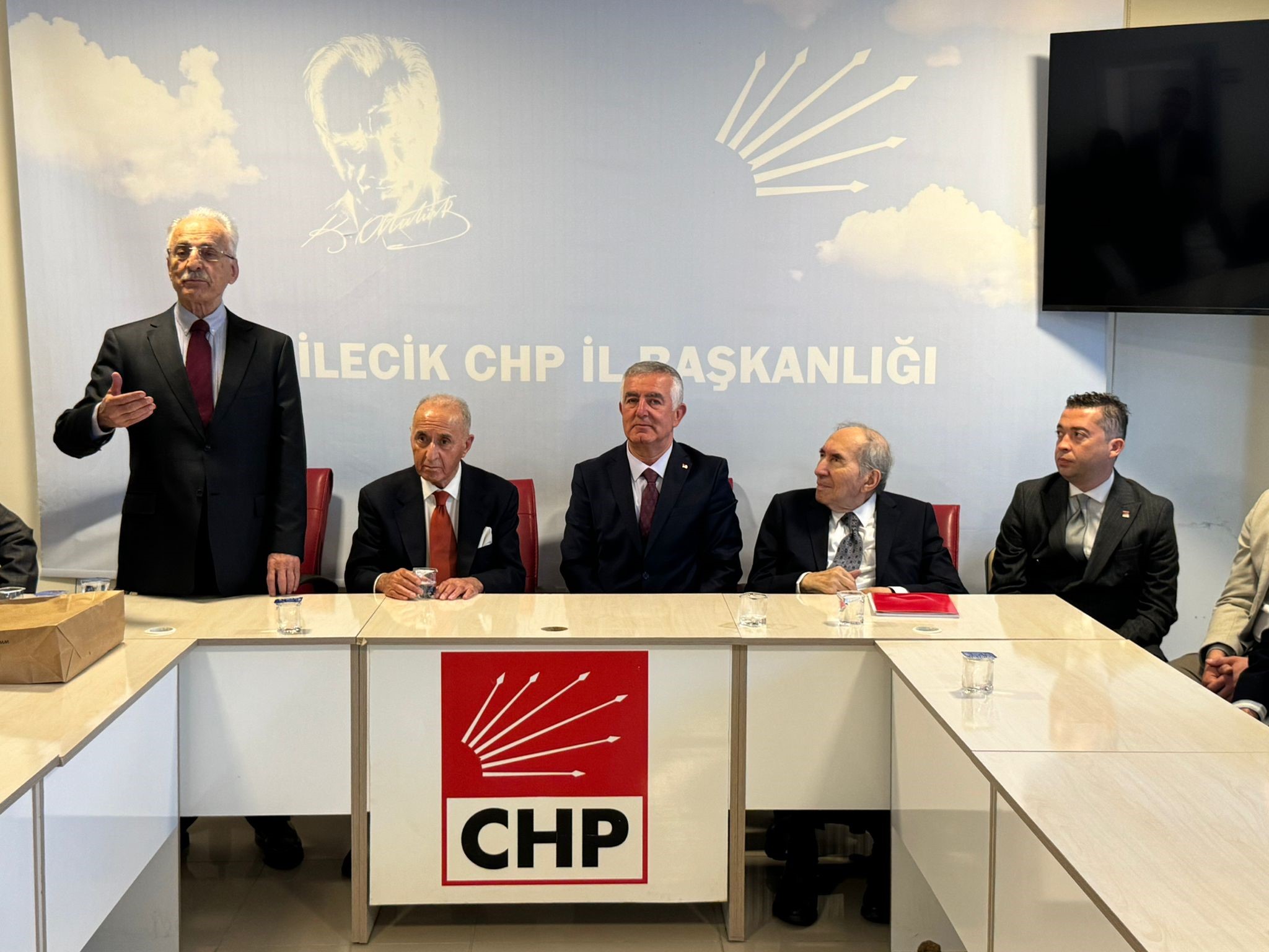 Cumhuriyet Halk Partisi (CHP) eski Genel Başkanları Altan Öymen ve