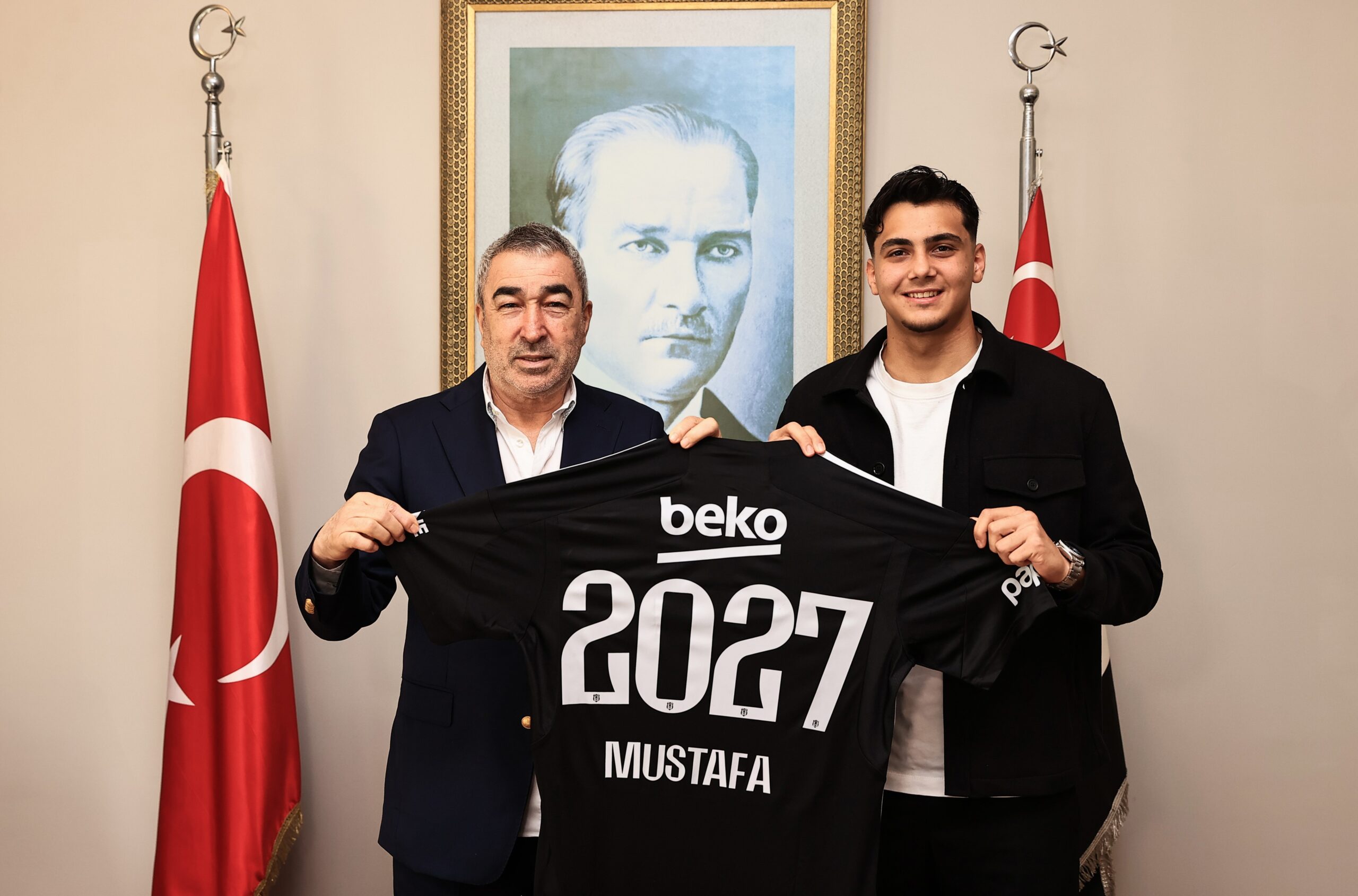Beşiktaş, genç oyuncusu Mustafa Erhan Hekimoğlu’nun sözleşmesini yeniledi. Yeni sezon