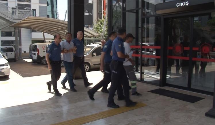 Antalya’nın Alanya ilçesinde seyir halinde içinde öğrencilerin bulunduğu servisinin şoförü