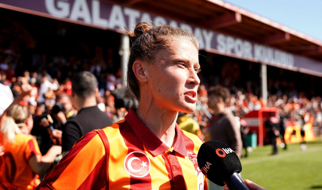 Ebru Topçu: “Hayalimi yaşıyorum” Galatasaray Kadın Futbol Takımı’nın golcüsü Ebru Topçu, şampiyonluk dolayı çok