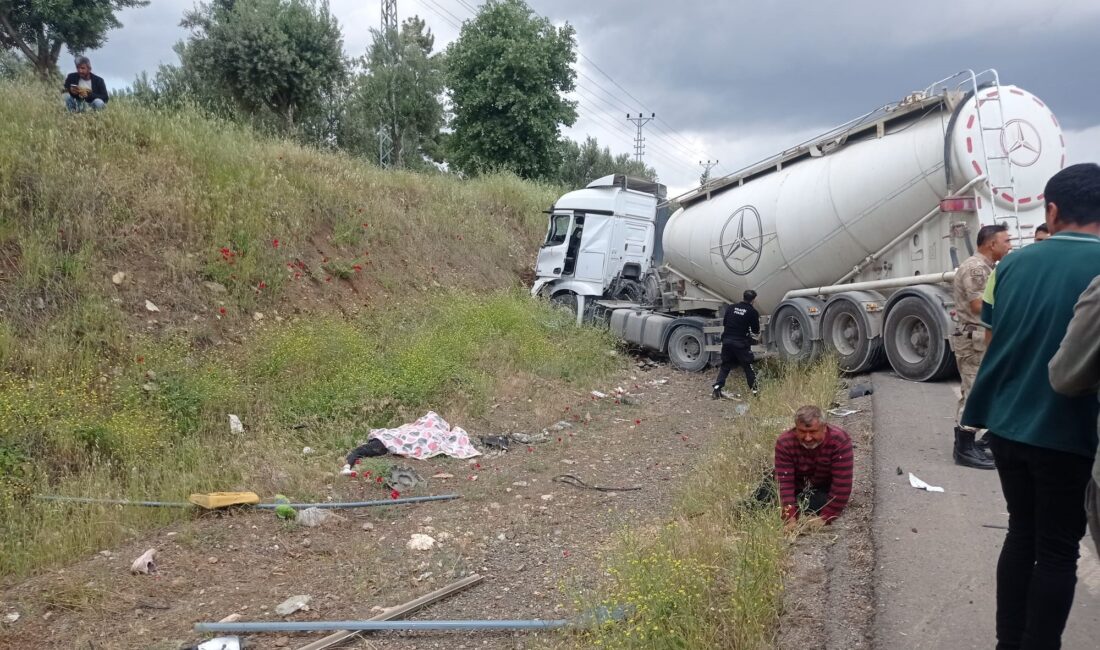 Gaziantep’in İslahiye ilçesinde tır, çarpıştığı yolcu minibüsünü biçti. Kazada ilk