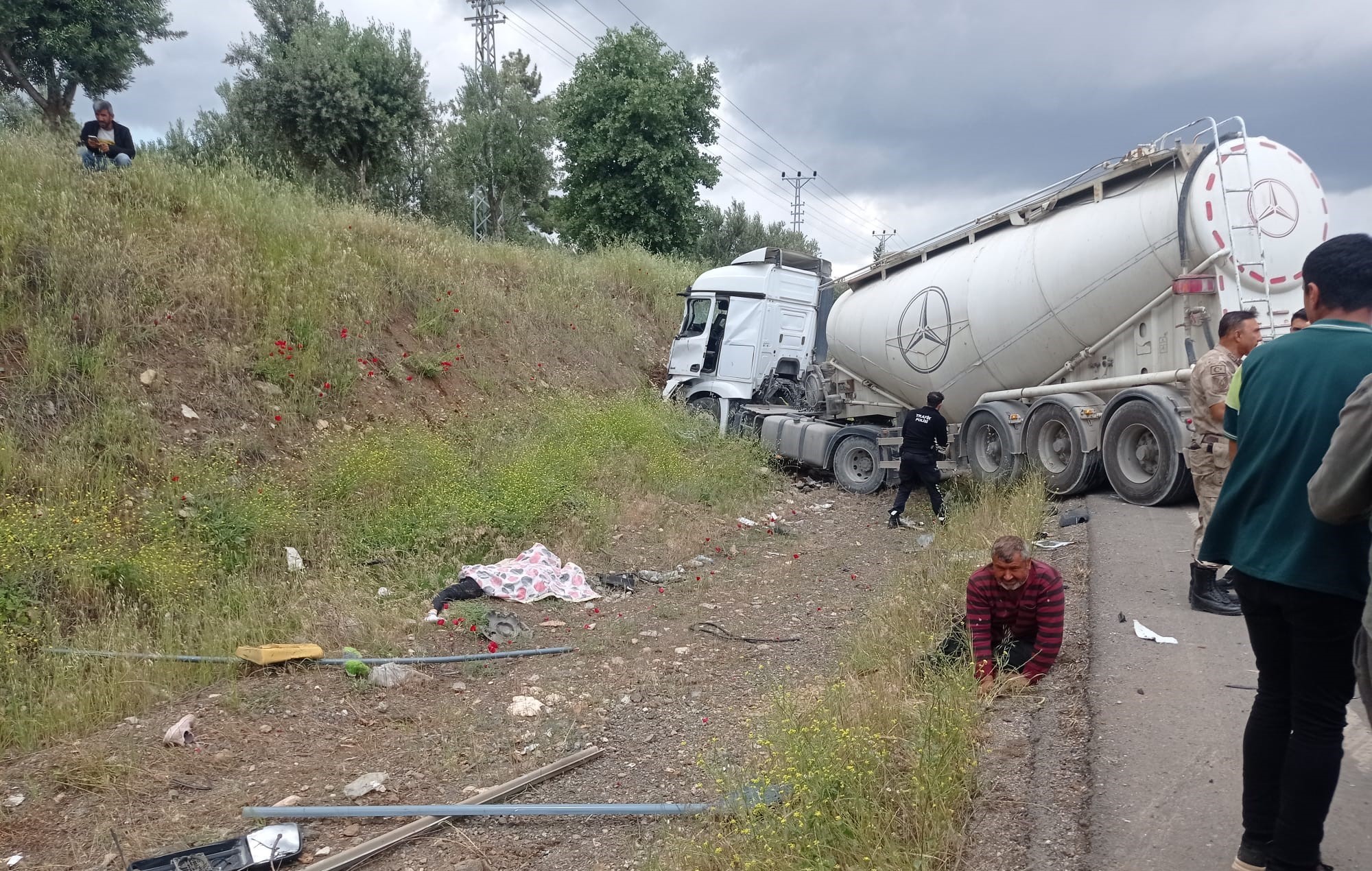 Gaziantep’in İslahiye ilçesinde tır, çarpıştığı yolcu minibüsünü biçti. Kazada ilk
