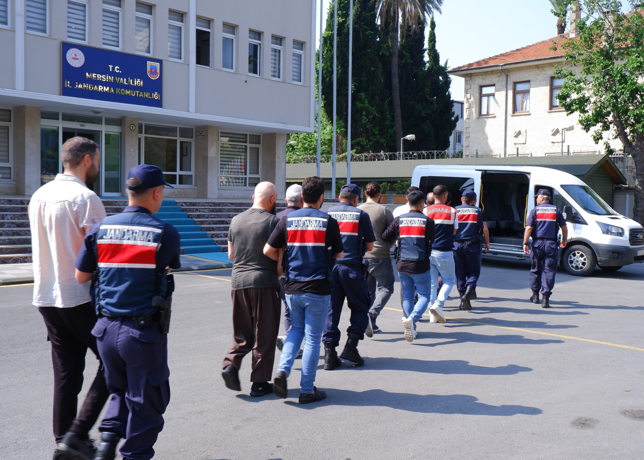 Mersin merkezli 8 ilde jandarma ekipleri tarafından düzenlenen DEAŞ operasyonunda