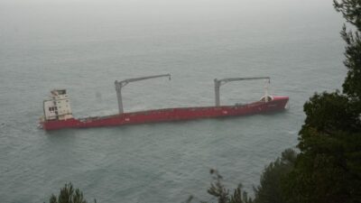     Kastamonu’nun Cide ilçesi açıklarında karaya oturan yük gemisini