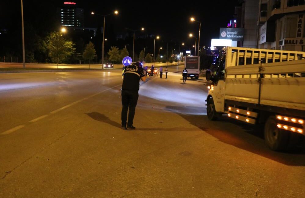   Denizli’de hatalı sollama yaptığı esnada önüne çıkan otomobile arkadan