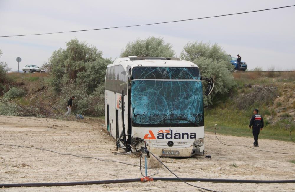 Kayseri’nin İncesu ilçesinde sürücüsünün direksiyon hakimiyetini kaybettiği yolcu otobüsü yoldan