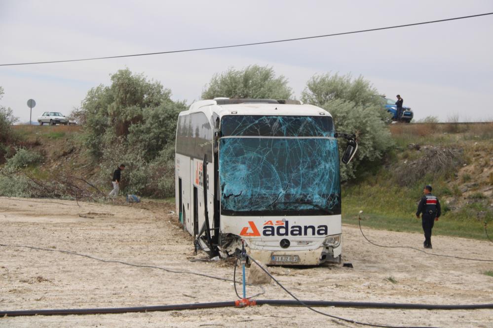 Kayseri’nin İncesu ilçesinde sürücüsünün direksiyon hakimiyetini kaybettiği yolcu otobüsü yoldan